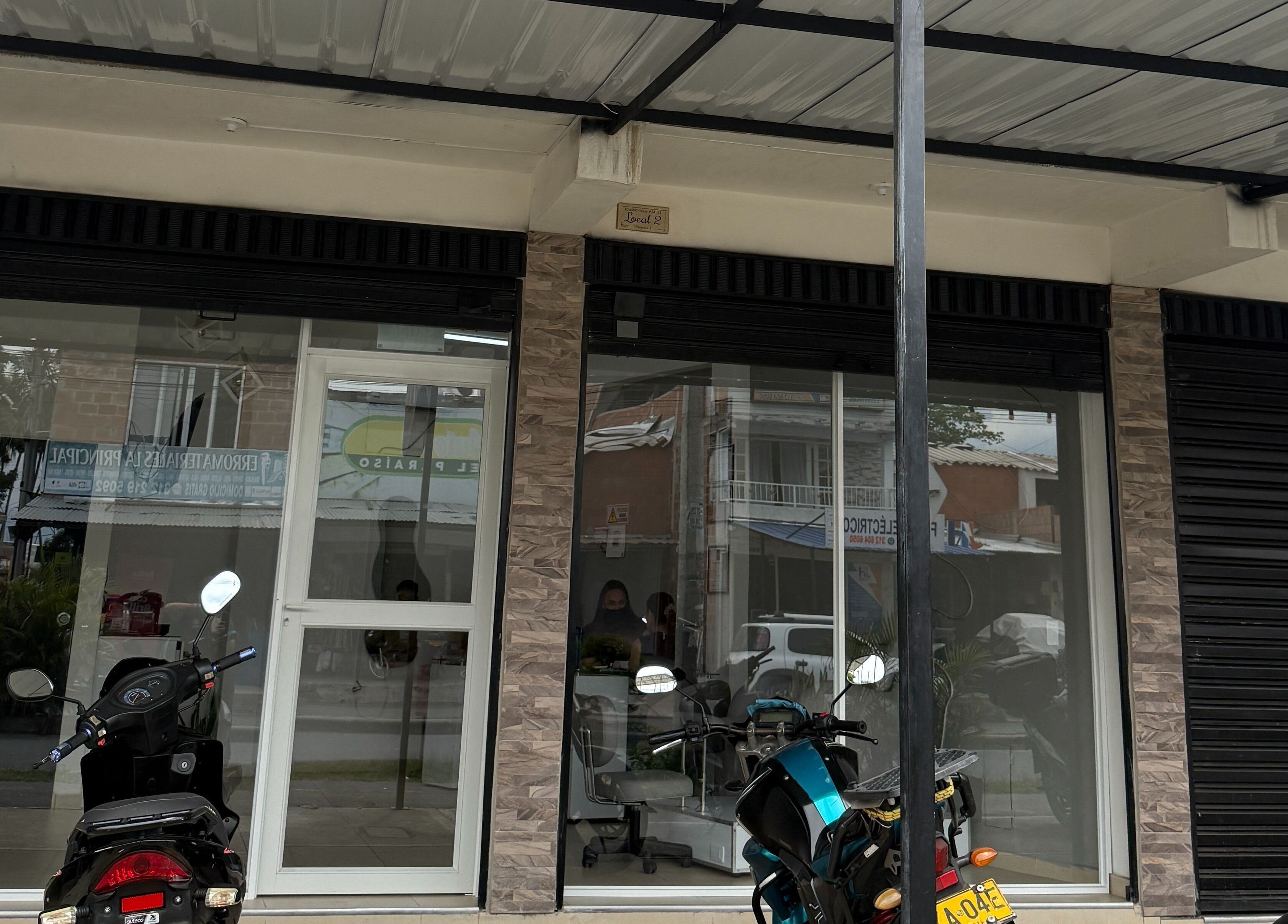 Entrada de Zulbet Diaz Nail Art en Candelaria, CO, con scooters estacionados enfrente.