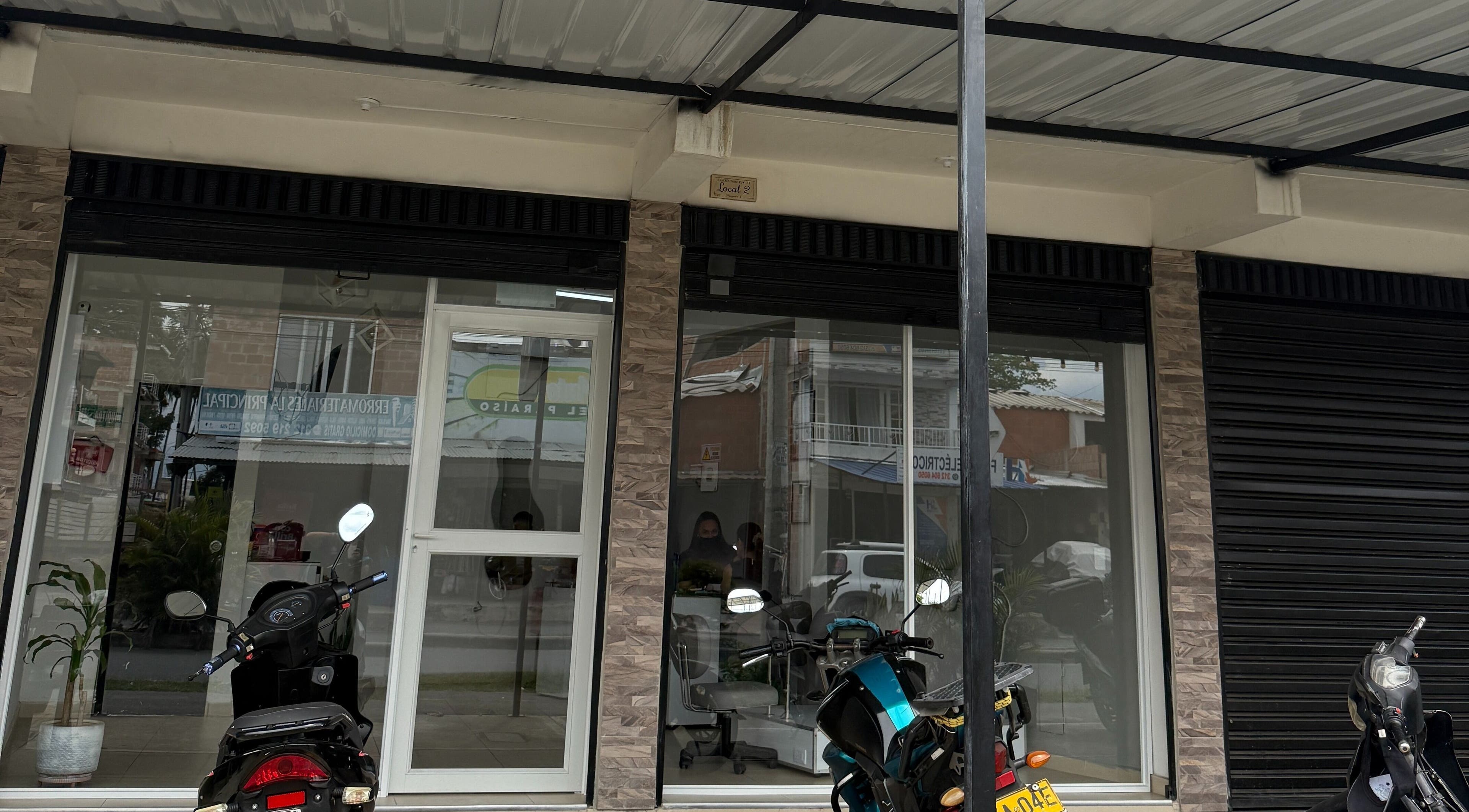 Entrada de Zulbet Diaz Nail Art en Candelaria, CO, con scooters estacionados enfrente.