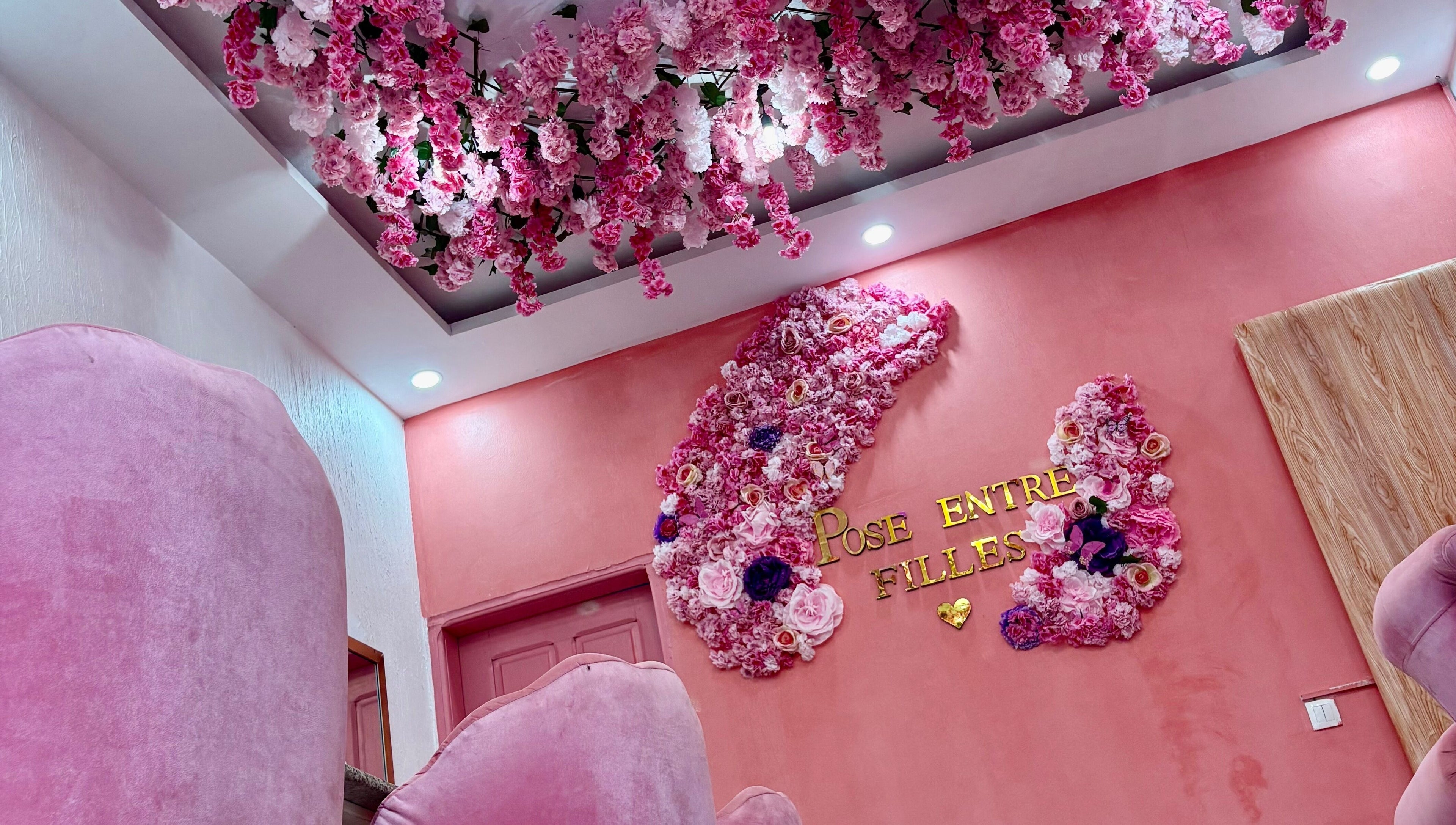 Poseentrefilles Abidjan présente un décor floral rose vibrant à Abidjan, District Autonome D'abidjan, CI.