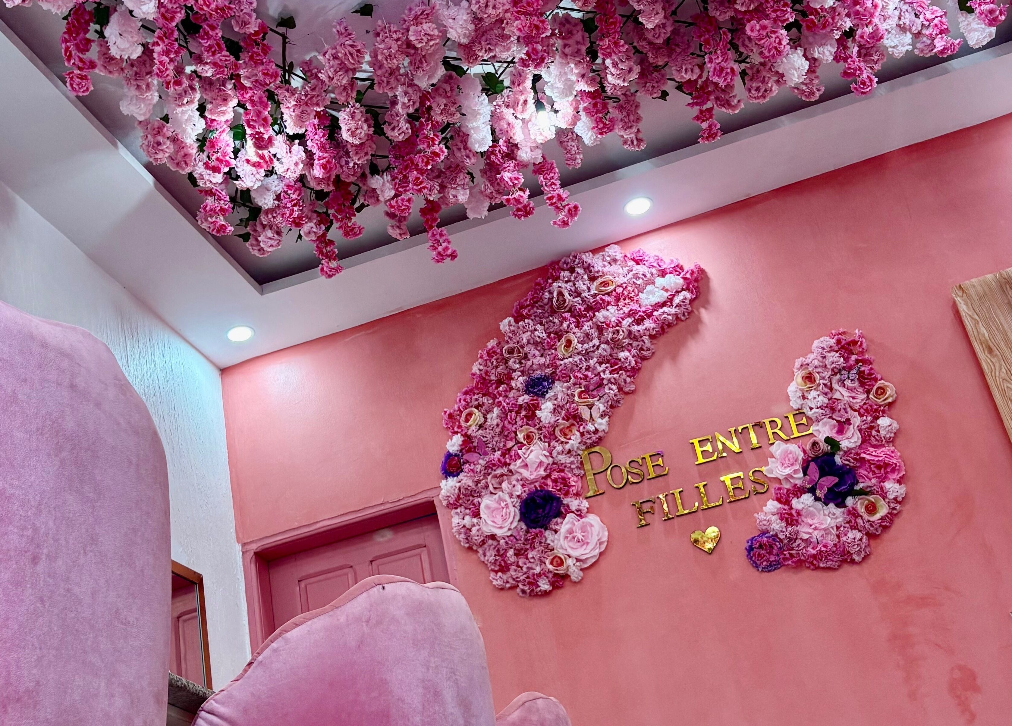 Poseentrefilles Abidjan présente un décor floral rose vibrant à Abidjan, District Autonome D'abidjan, CI.