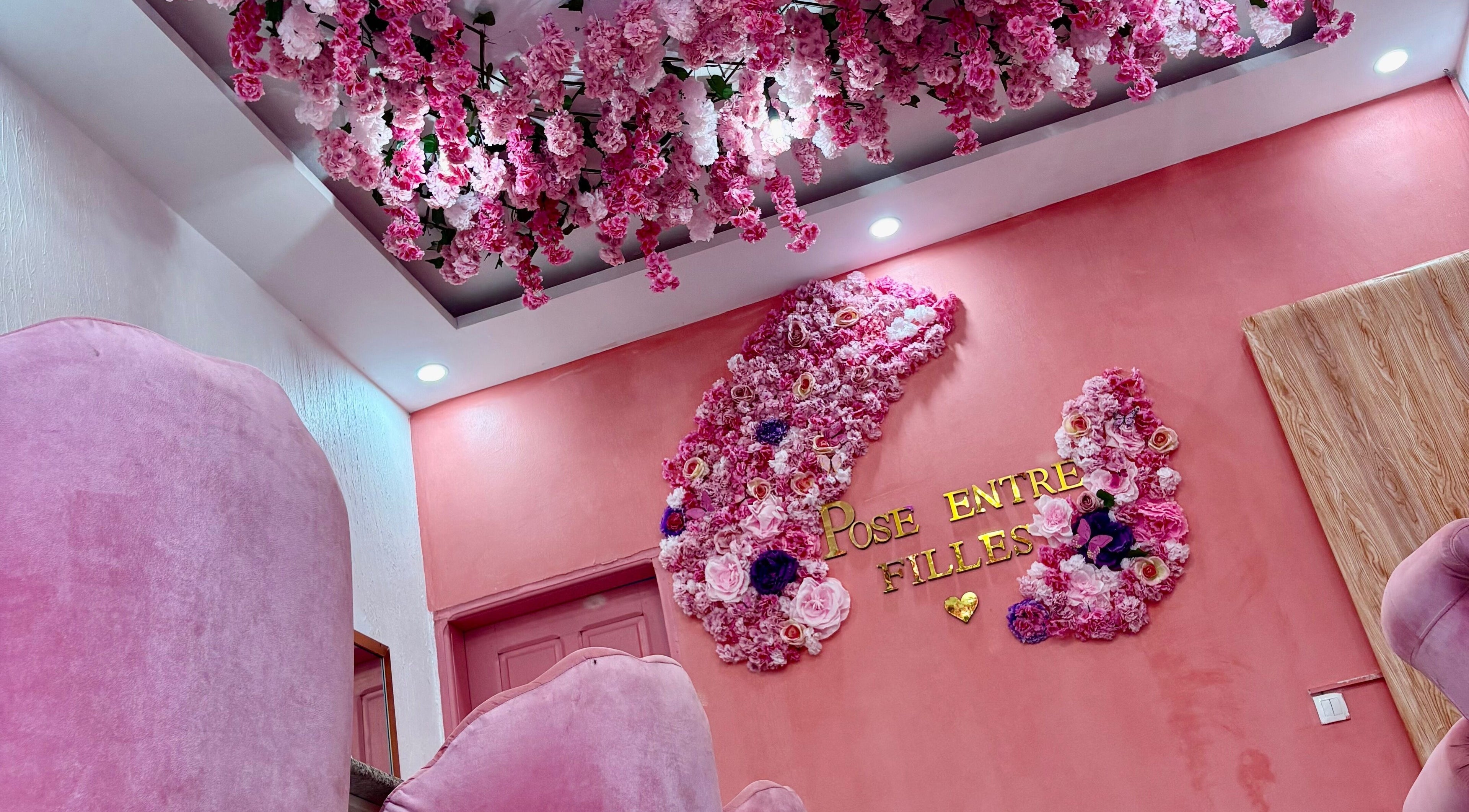 Poseentrefilles Abidjan présente un décor floral rose vibrant à Abidjan, District Autonome D'abidjan, CI.