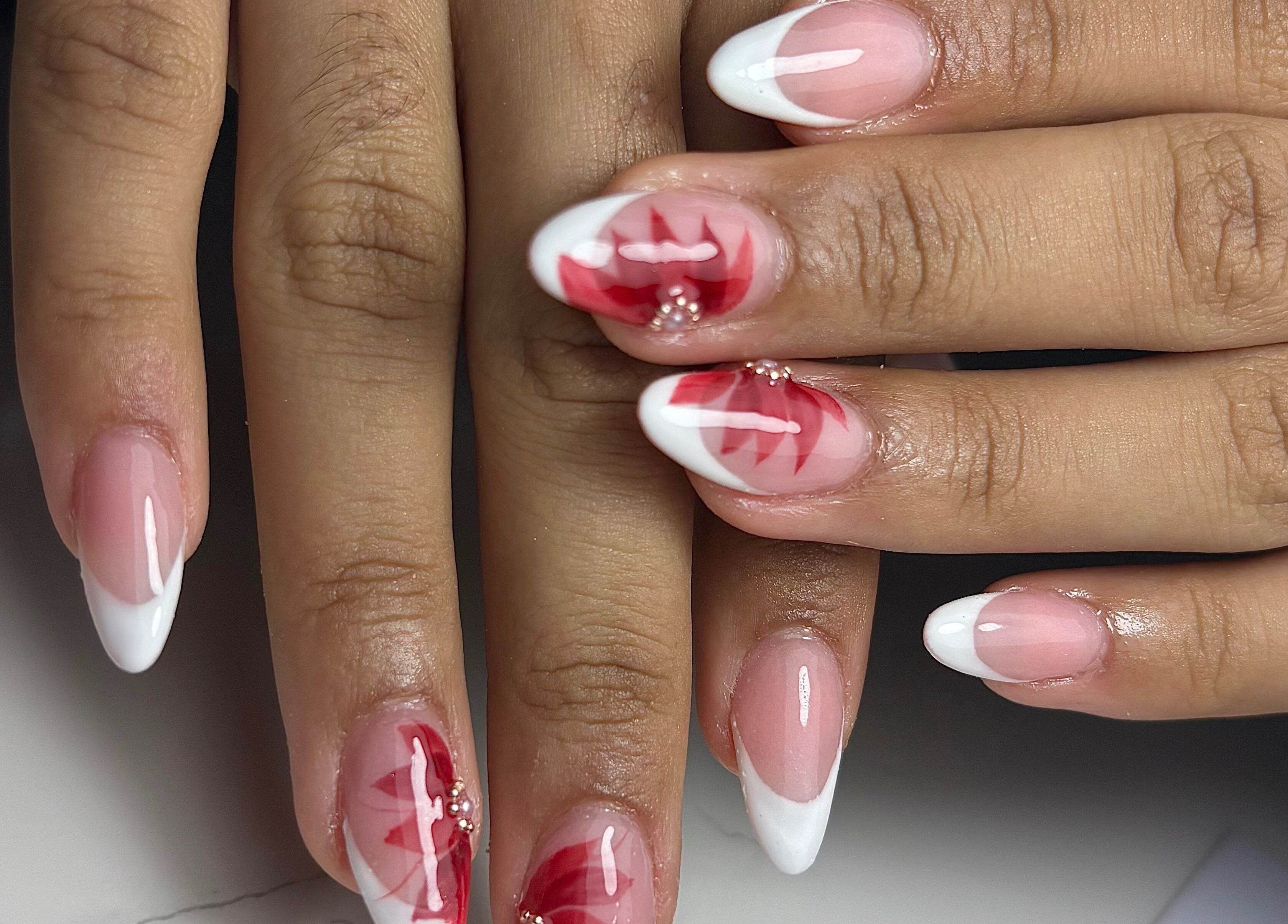Nail art élégant avec motifs rouge et blanc chez Poseentrefilles Abidjan, Abidjan, District Autonome D'abidjan, CI.