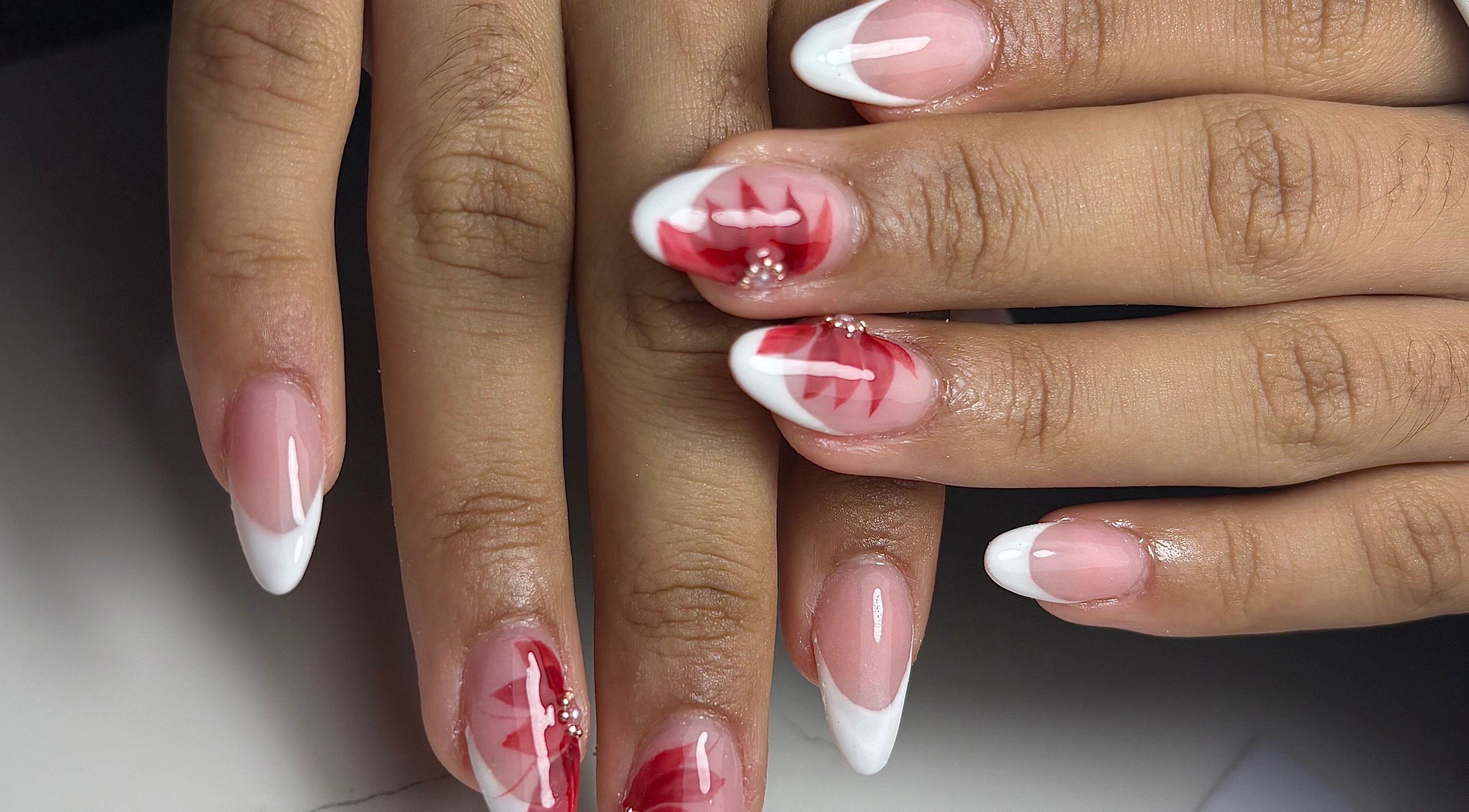 Nail art élégant avec motifs rouge et blanc chez Poseentrefilles Abidjan, Abidjan, District Autonome D'abidjan, CI.