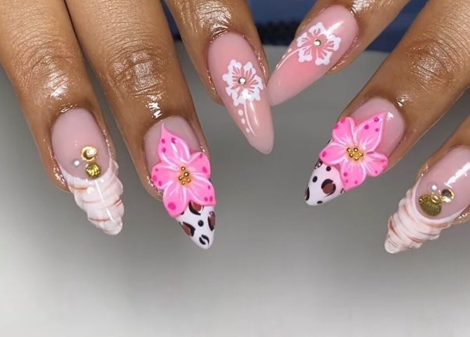 Manucure florale élégante chez Poseentrefilles Abidjan, District Autonome D'abidjan, CI.