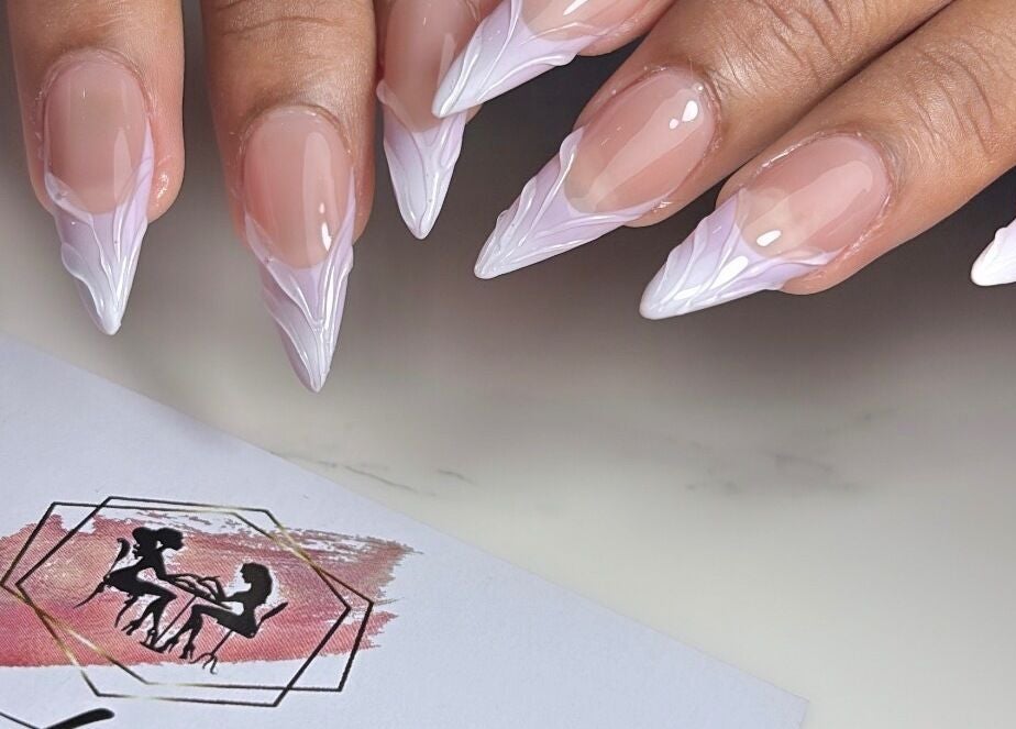 Nail art élégant à Poseentrefilles Abidjan, Abidjan, District Autonome D'abidjan, CI. Services de beauté exceptionnels.