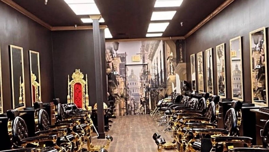 Interior elegante de BLACKBEARDBYALAIN en Miami, Florida, US, con sillas de diseño clásico.