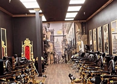 Interior elegante de BLACKBEARDBYALAIN en Miami, Florida, US, con sillas de diseño clásico.