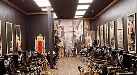 Interior elegante de BLACKBEARDBYALAIN en Miami, Florida, US, con sillas de diseño clásico.