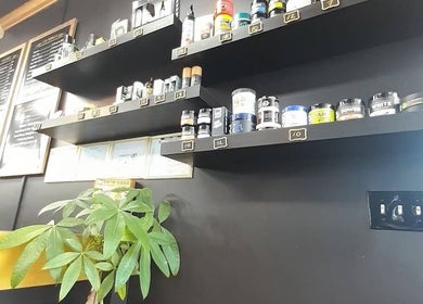 Estantes con productos de belleza en BLACKBEARDBYALAIN, Miami, Florida, US.