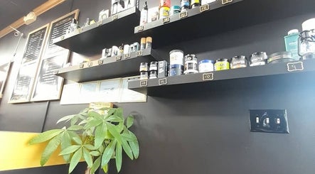 Estantes con productos de belleza en BLACKBEARDBYALAIN, Miami, Florida, US.