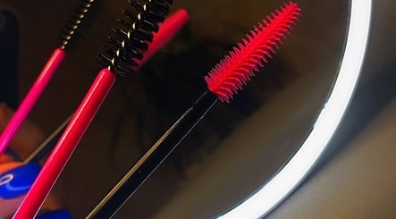 Brosses à cils colorées dans le miroir chez Rose & Lashes, Fort-de-France, MQ.