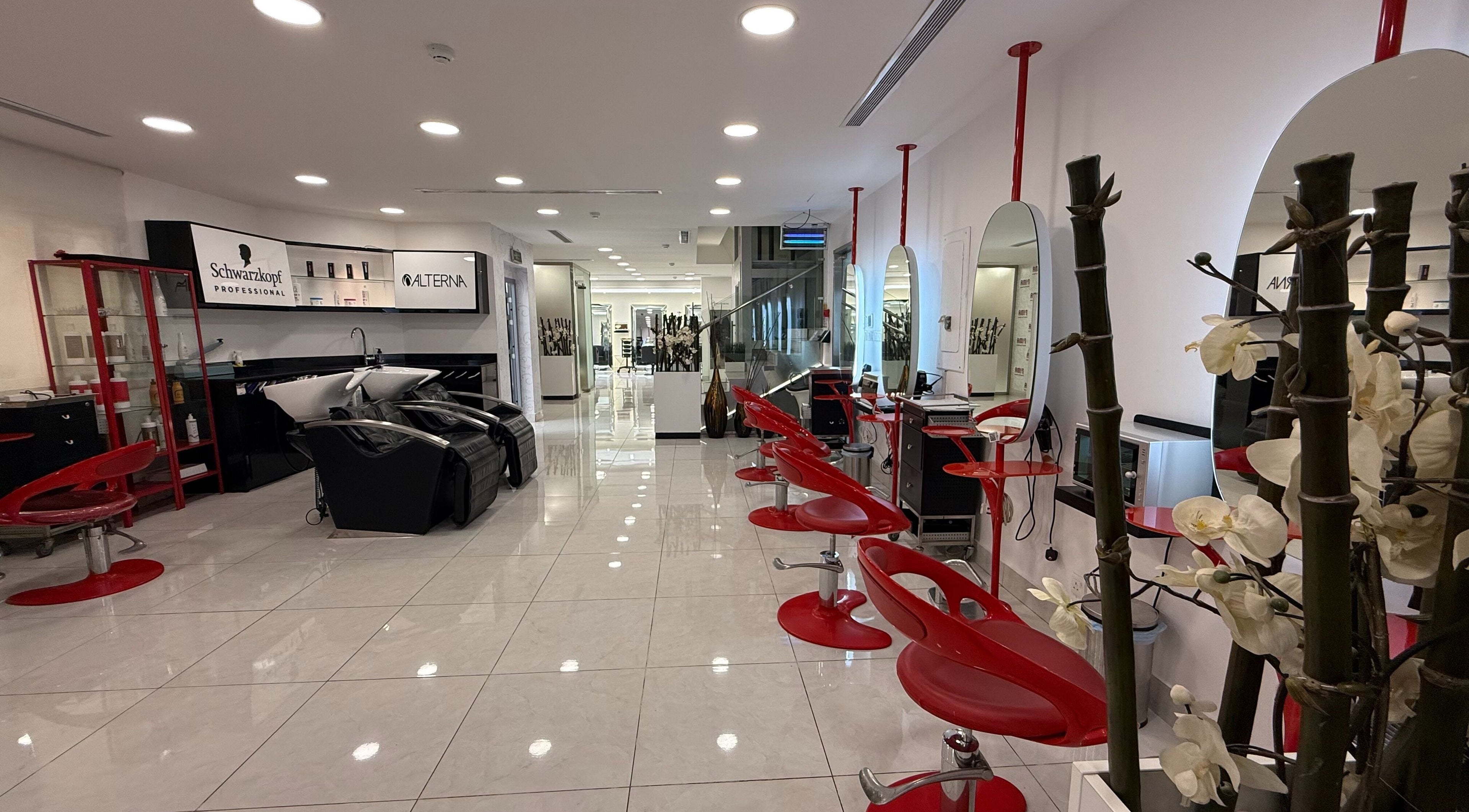 صالون ريمة - الشاطئ بجدة، منطقة مكة، السعودية: كراسي حديثة، مرايا كبيرة وتصميم داخلي أنيق.