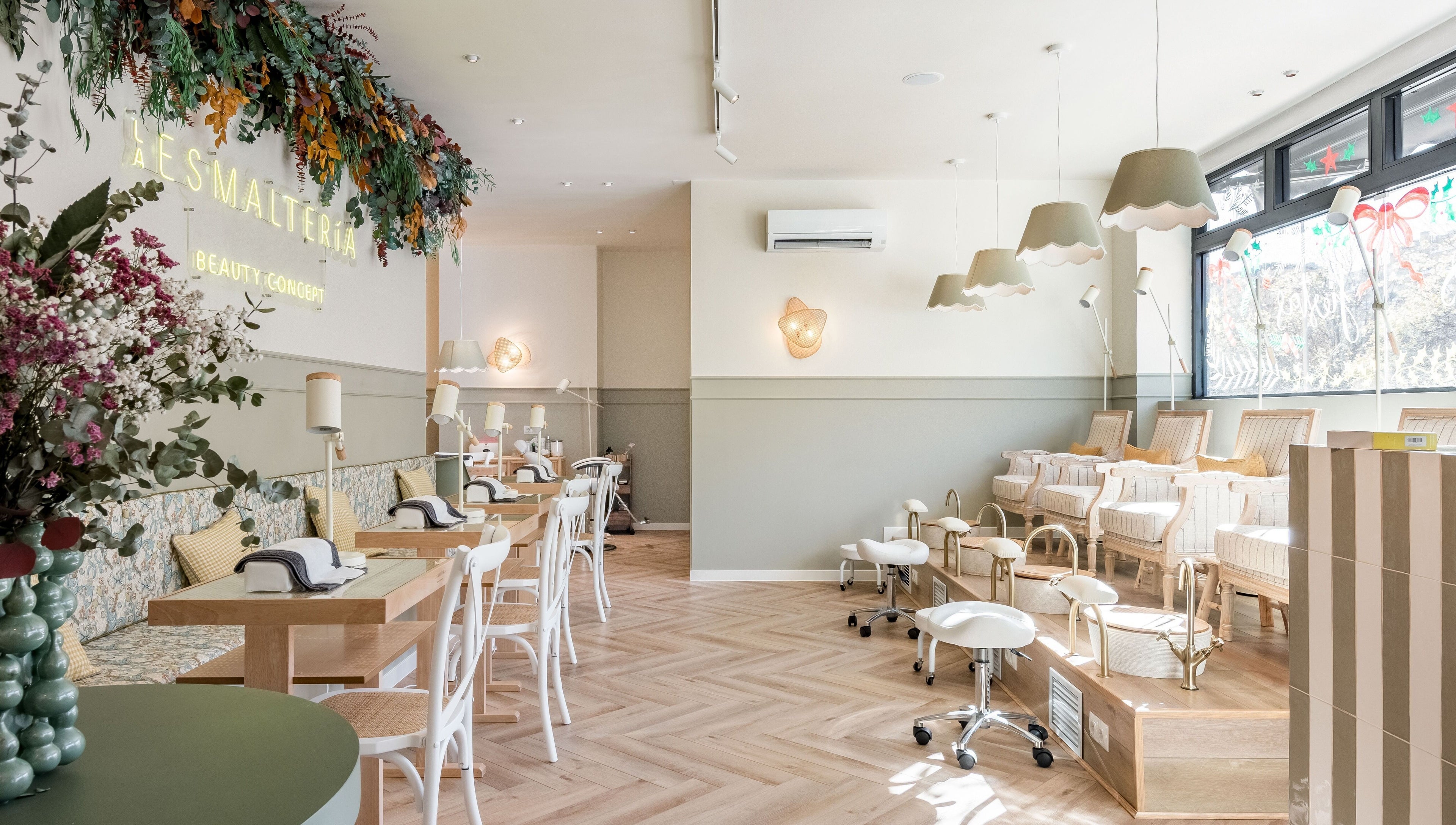 Interior acogedor de La Esmaltería Las Tablas en Madrid, Comunidad De Madrid, ES con decoración natural y luminosa.