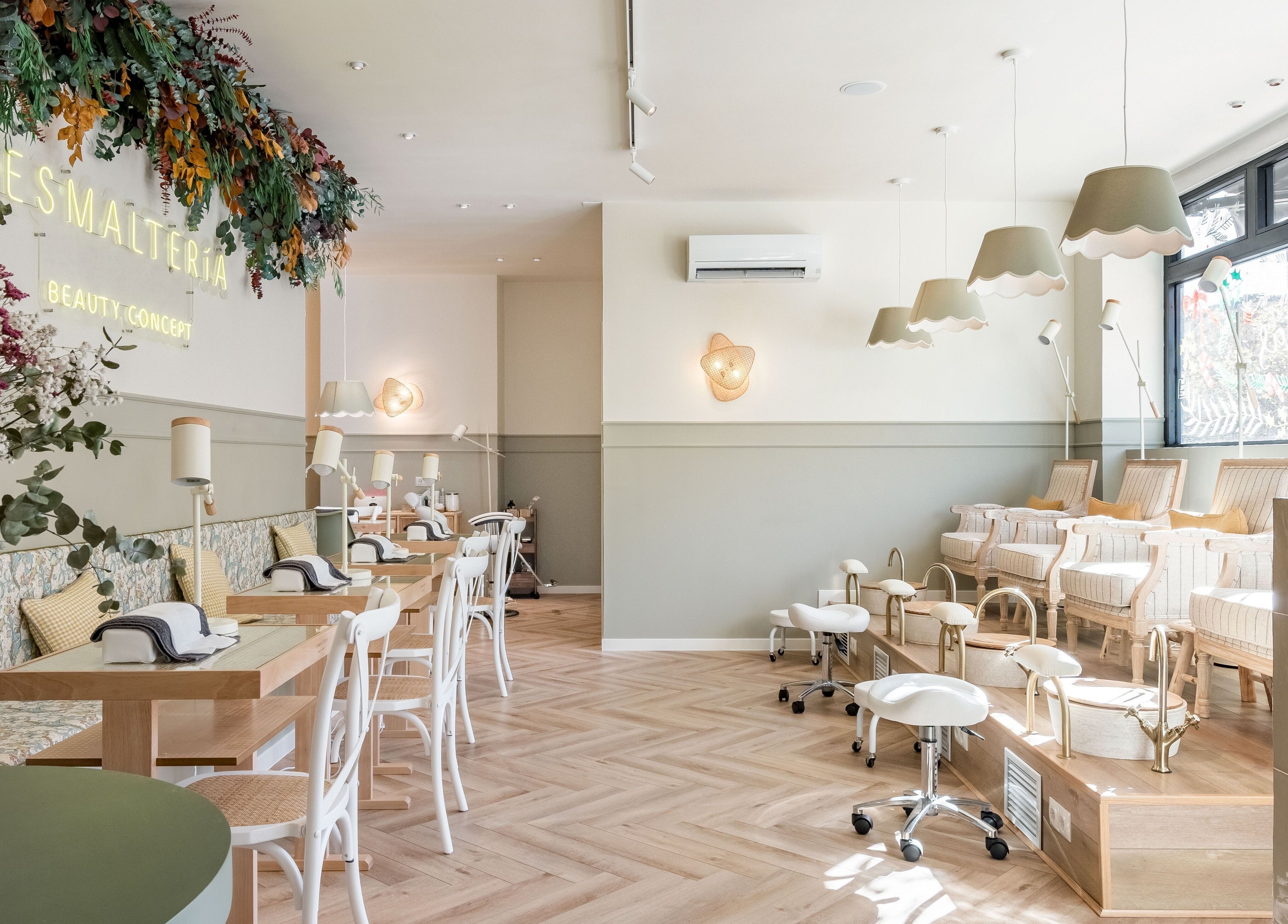 Interior acogedor de La Esmaltería Las Tablas en Madrid, Comunidad De Madrid, ES con decoración natural y luminosa.