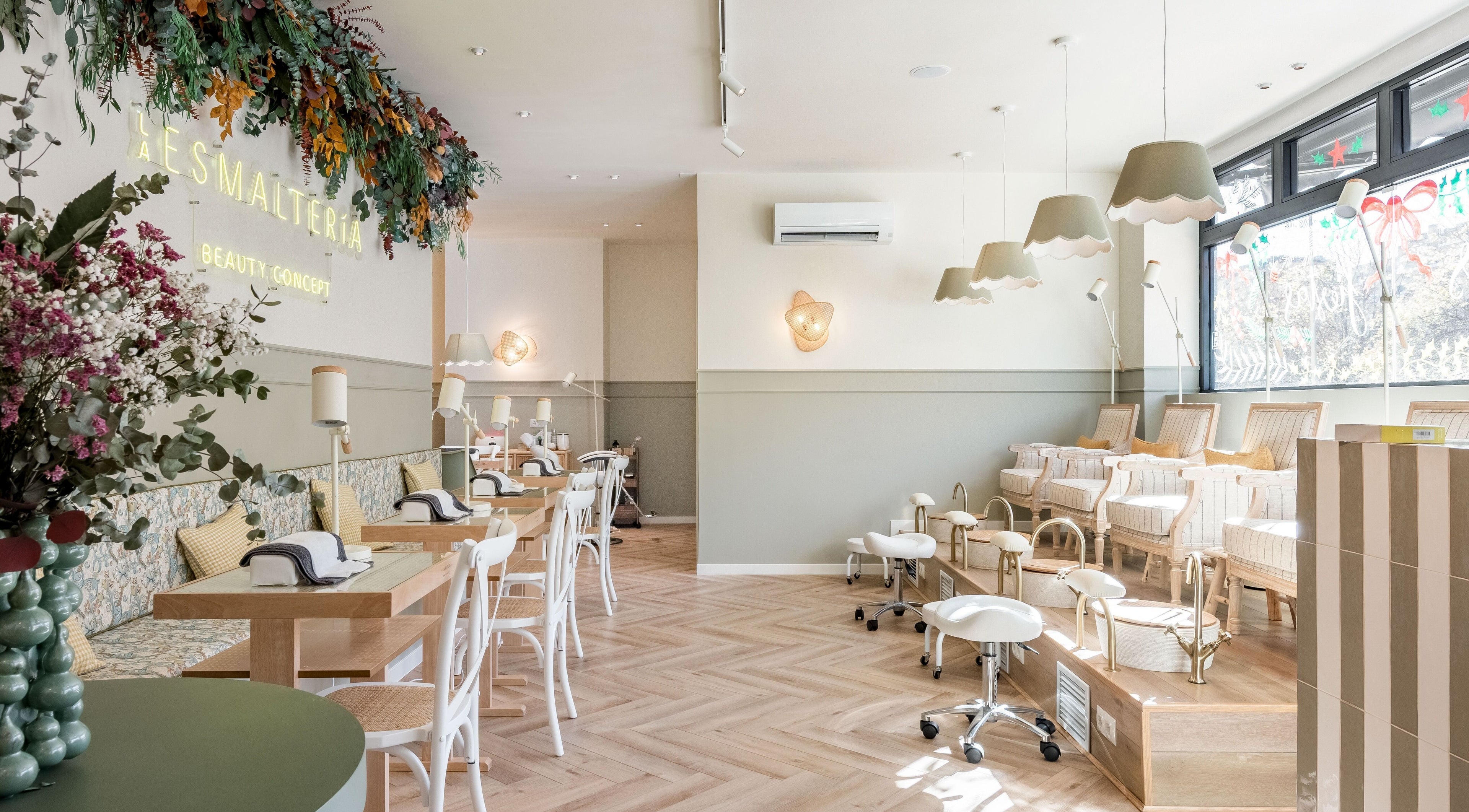 Interior acogedor de La Esmaltería Las Tablas en Madrid, Comunidad De Madrid, ES con decoración natural y luminosa.