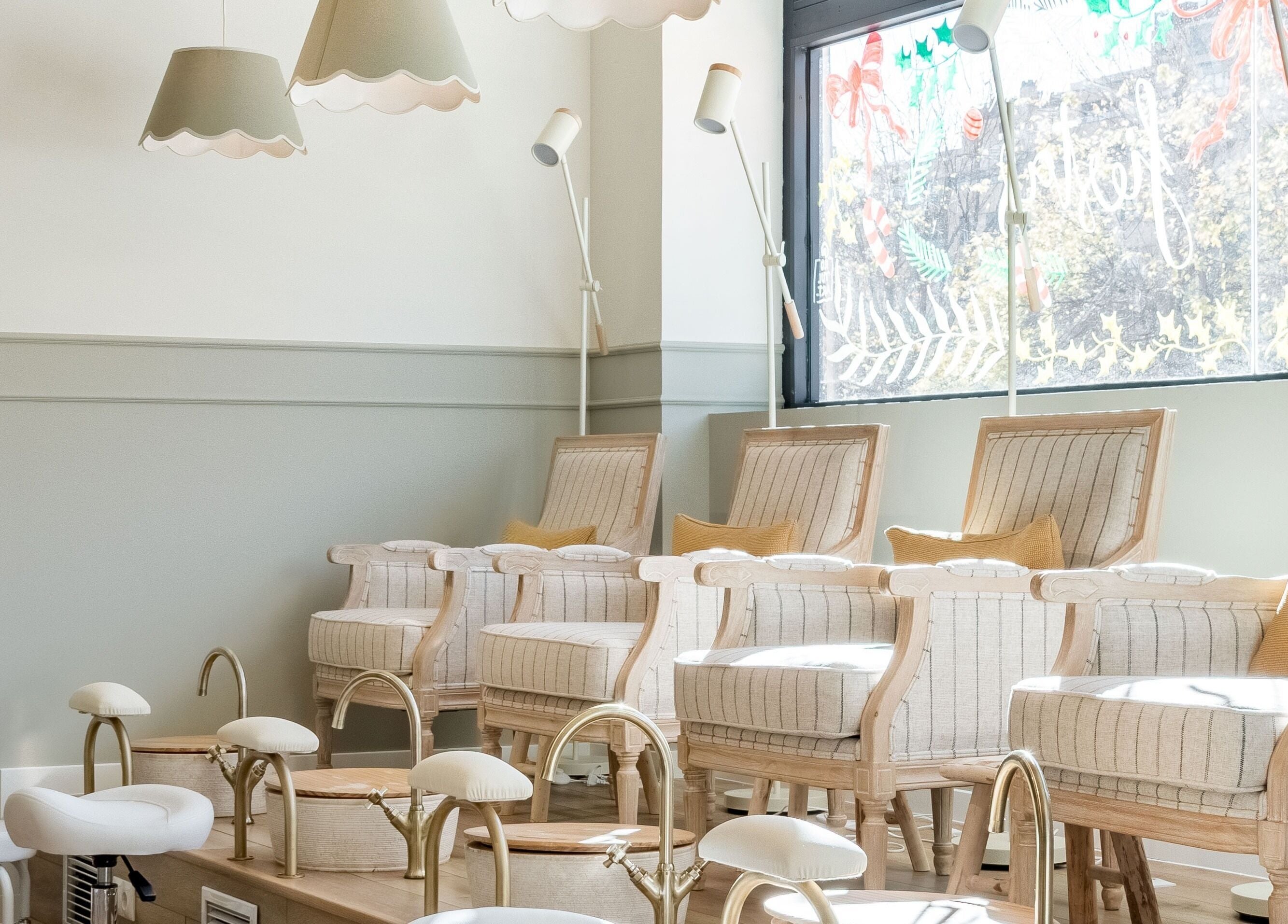 Interior luminoso de La Esmaltería Las Tablas en Madrid con asientos elegantes y cómodos.