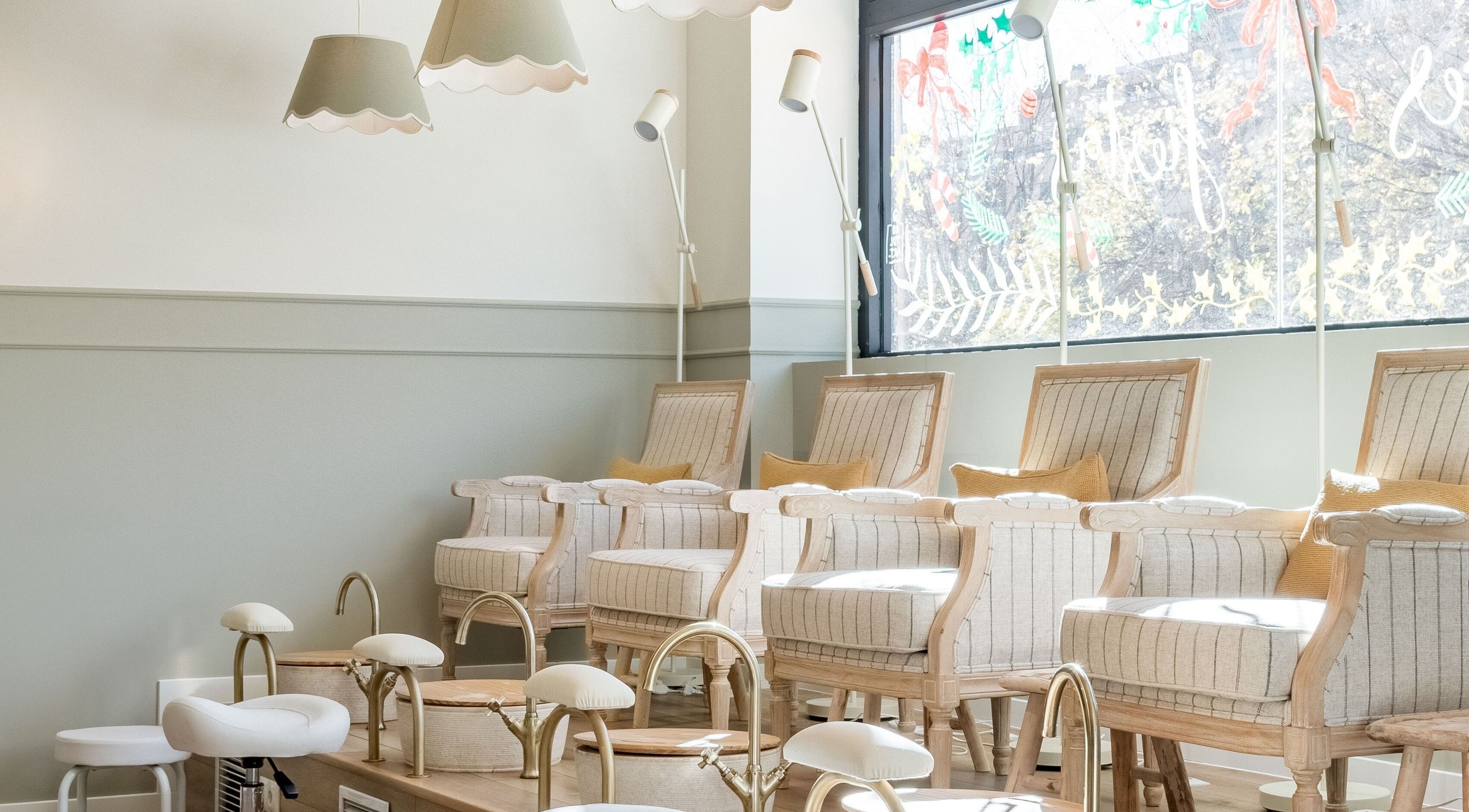 Interior luminoso de La Esmaltería Las Tablas en Madrid con asientos elegantes y cómodos.