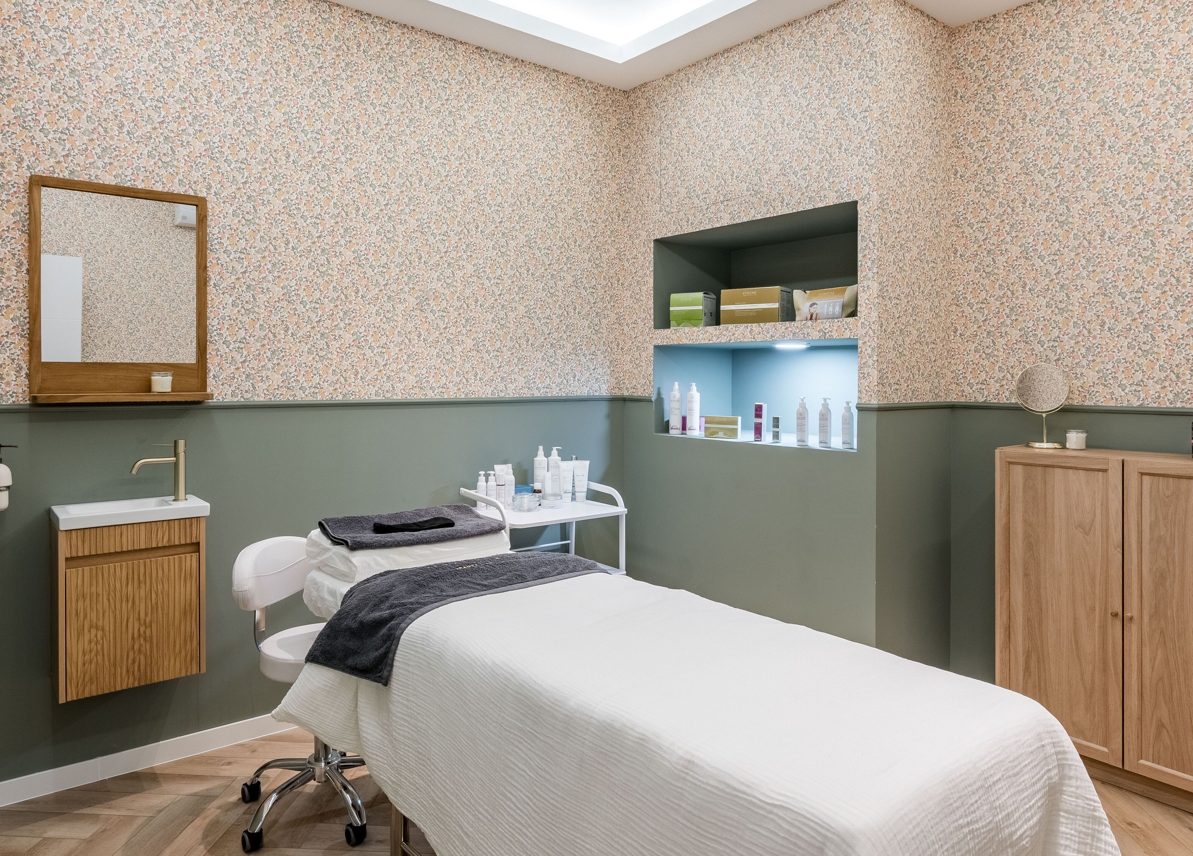 Sala de tratamiento elegante en La Esmaltería Las Tablas, Madrid, Comunidad De Madrid, ES.