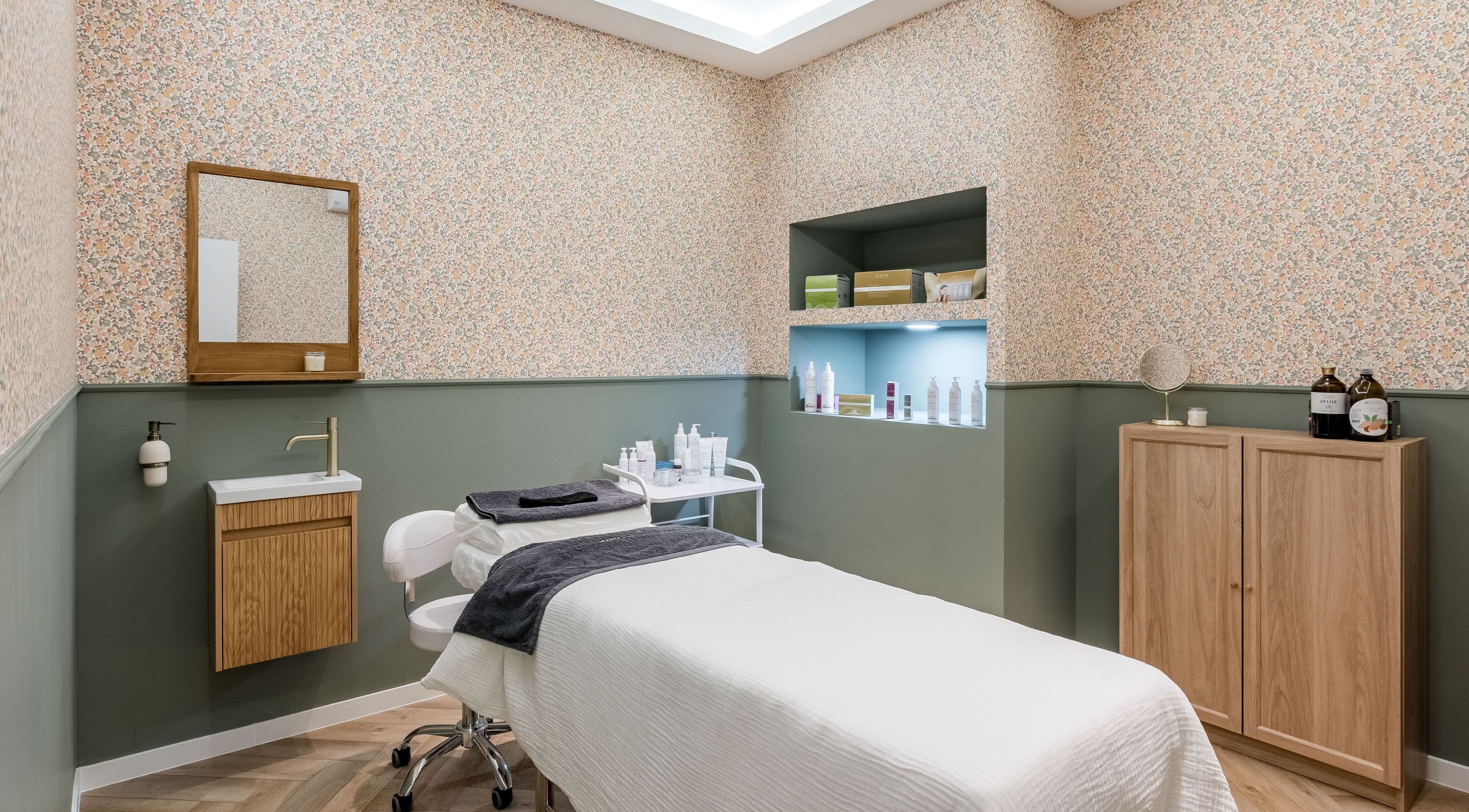 Sala de tratamiento elegante en La Esmaltería Las Tablas, Madrid, Comunidad De Madrid, ES.