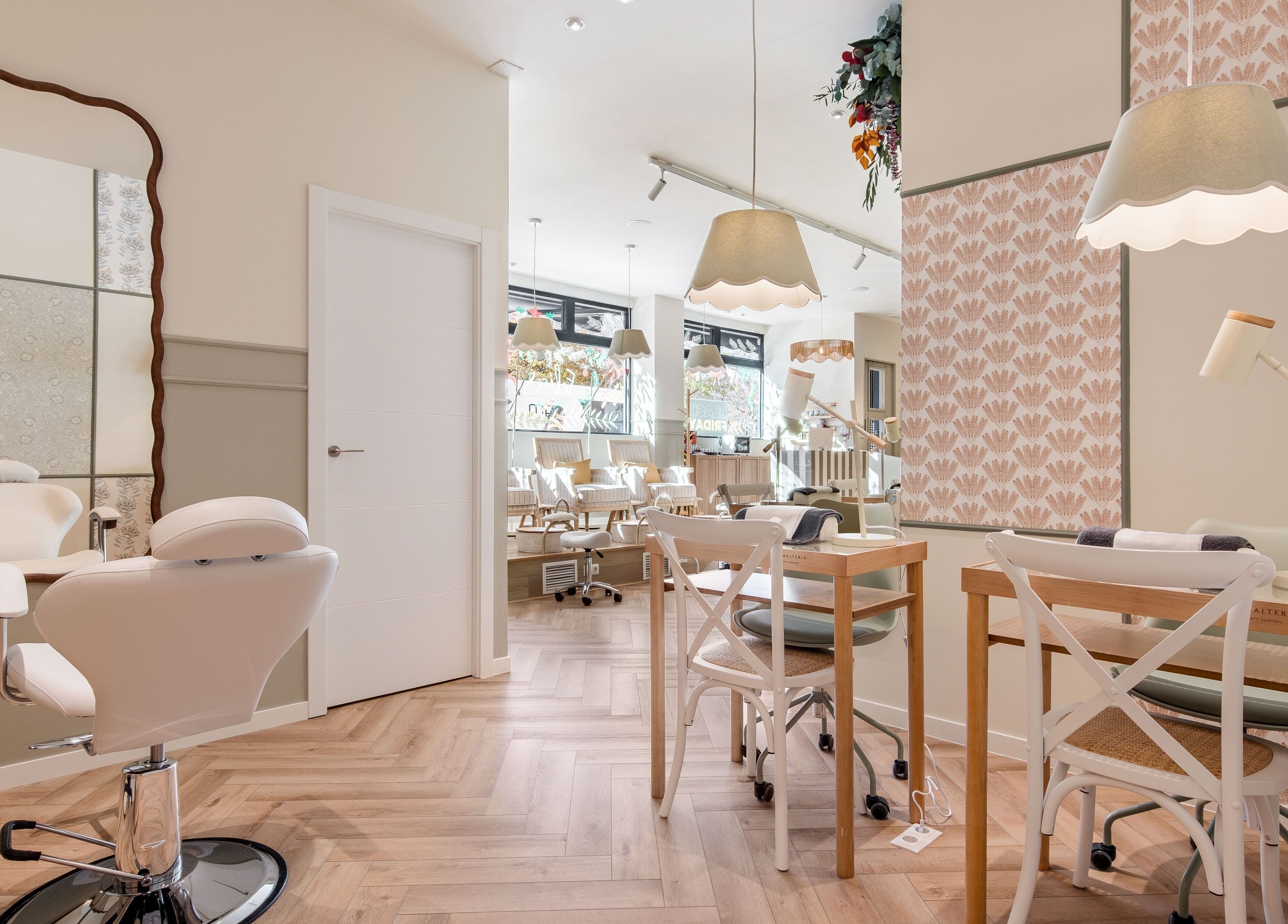 Interior luminoso de La Esmaltería Las Tablas en Madrid, Comunidad De Madrid, ES, con sillas y mesas elegantes.