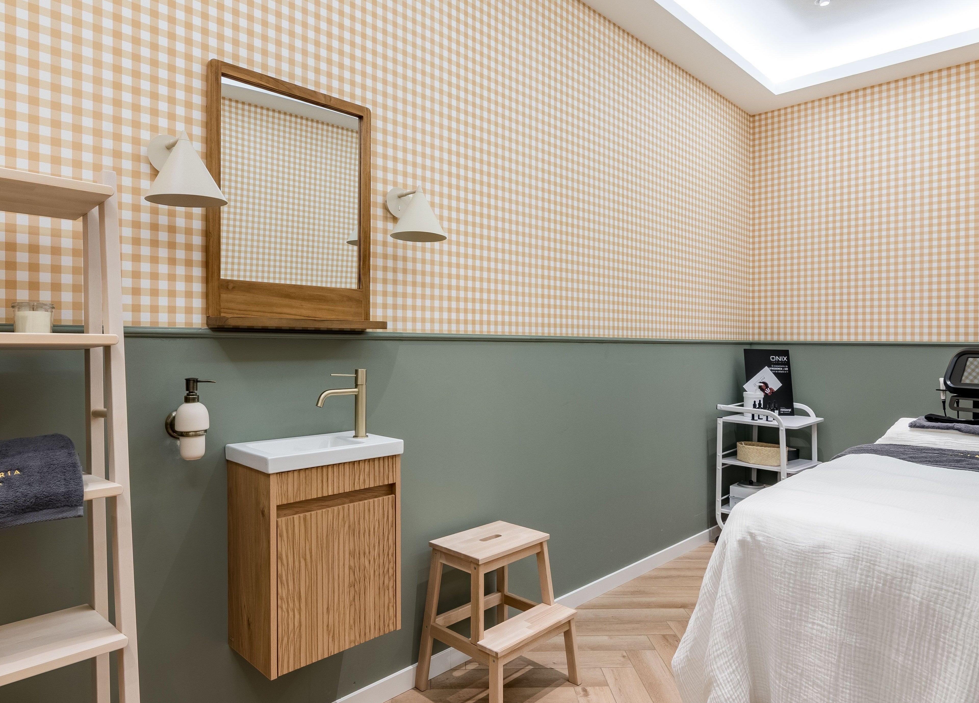 Sala de tratamiento en La Esmaltería Las Tablas, Madrid, Comunidad De Madrid, ES, con decoración acogedora.