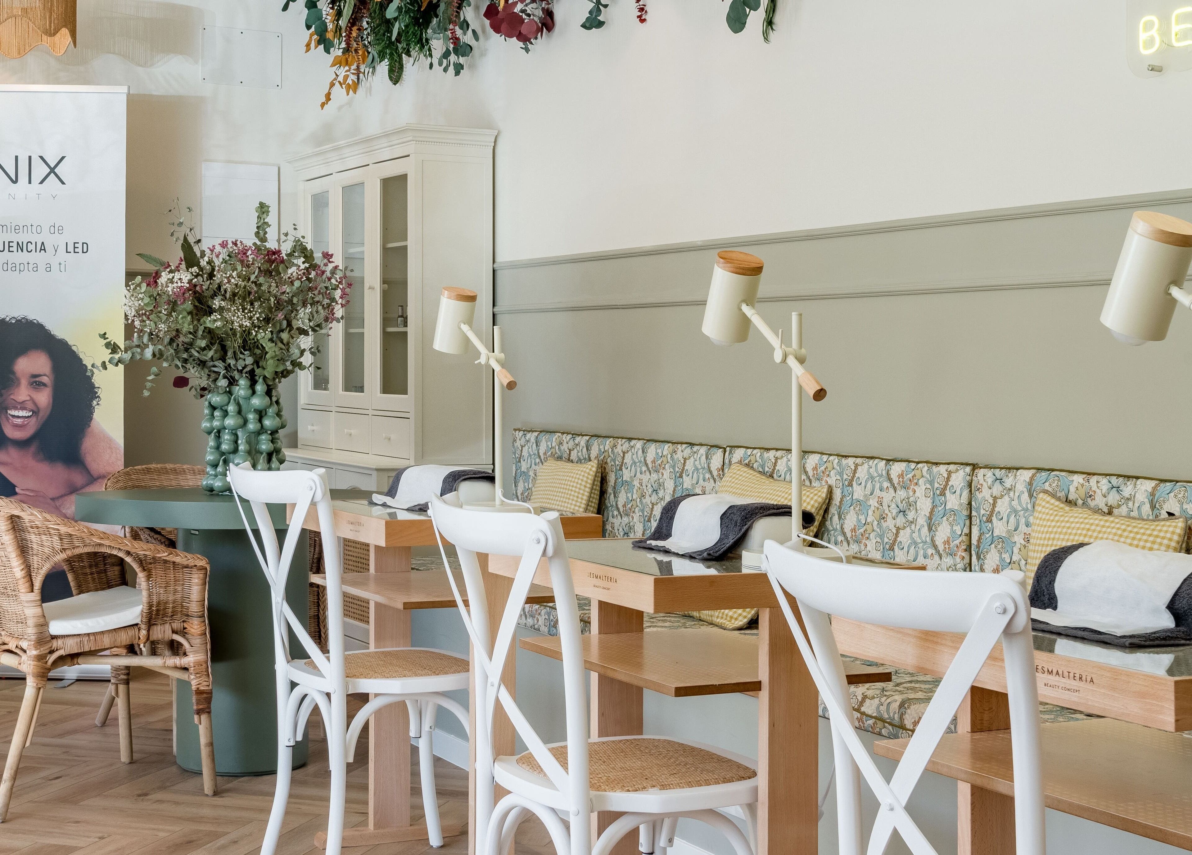 Espacio acogedor en La Esmaltería Las Tablas, Madrid, Comunidad De Madrid, ES con sillas elegantes y flores.