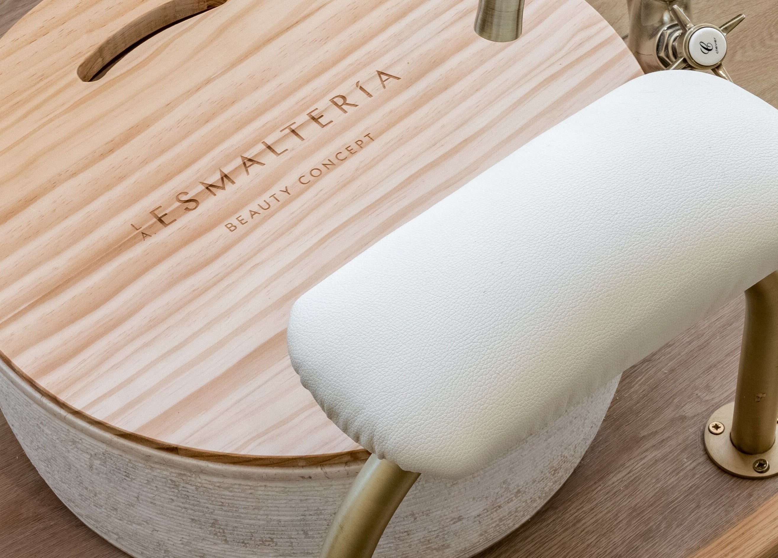 Asiento acolchado y mesa de madera en La Esmaltería Las Tablas, Madrid, Comunidad De Madrid, ES.