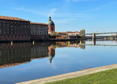 Vue pittoresque du fleuve à Toulouse près d'iBtiSophrologie, Occitanie, FR.