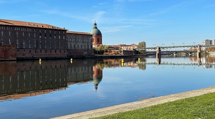 Vue pittoresque du fleuve à Toulouse près d'iBtiSophrologie, Occitanie, FR.
