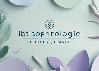 Logo artistique d'iBtiSophrologie entouré de feuilles vertes, situé à Toulouse, Occitanie, FR.