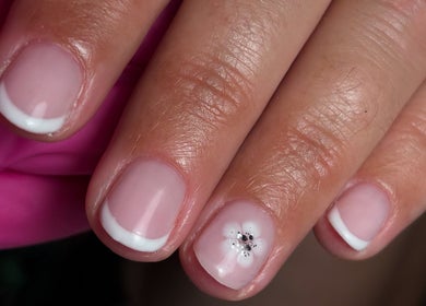 Nail art français avec décoration florale à Maison Clarabelle, Béziers, Occitanie, FR.