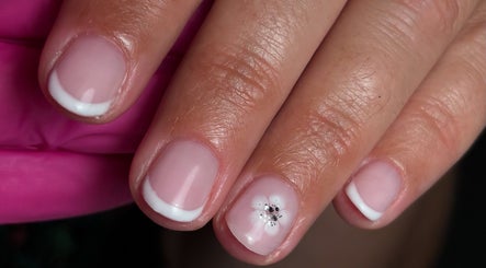 Nail art français avec décoration florale à Maison Clarabelle, Béziers, Occitanie, FR.