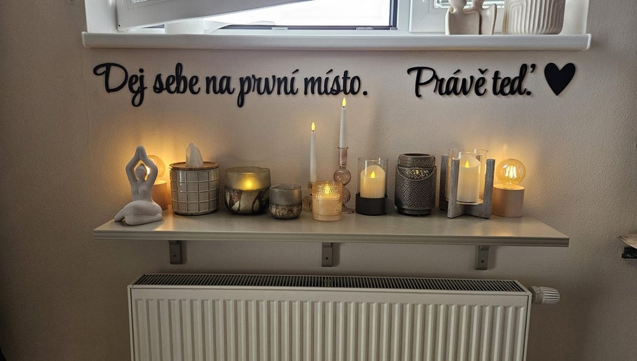 Uklidňující dekorace se svíčkami v ŠŤABAJZNA - přírodní organický kosmetický salon, Poděbrady, CZ.