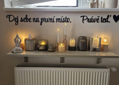Uklidňující dekorace se svíčkami v ŠŤABAJZNA - přírodní organický kosmetický salon, Poděbrady, CZ.