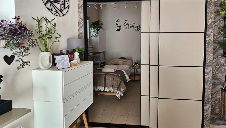 Klidná místnost v ŠŤABAJZNA - přírodní organický kosmetický salon, Poděbrady, CZ s relaxační atmosférou.
