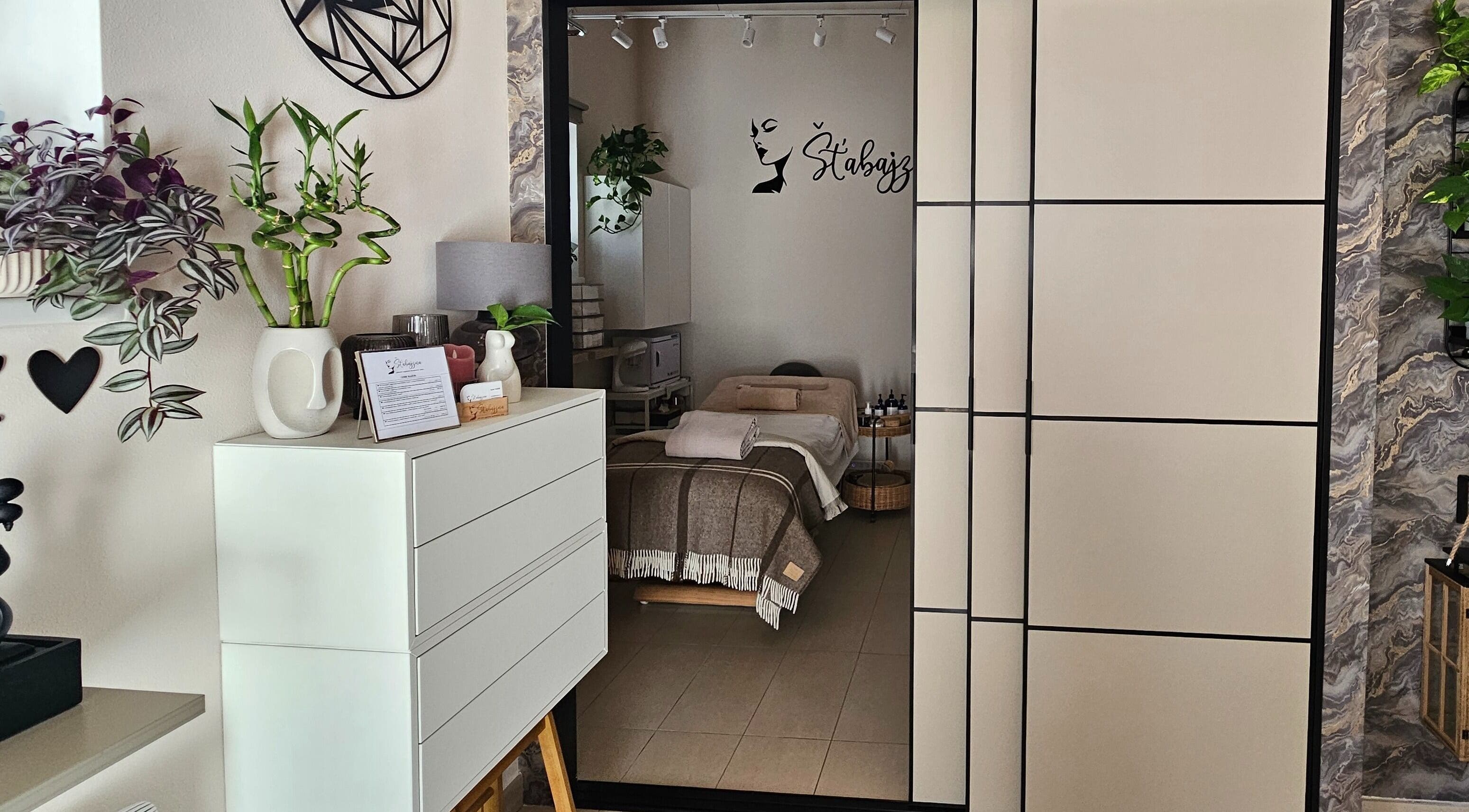 Klidná místnost v ŠŤABAJZNA - přírodní organický kosmetický salon, Poděbrady, CZ s relaxační atmosférou.