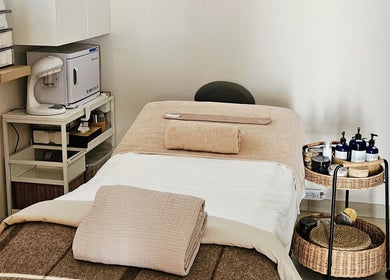 Lůžko pro terapii v ŠŤABAJZNA - přírodní organický kosmetický salon, Poděbrady, CZ.