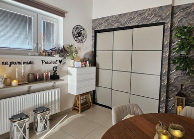 Interiér ŠŤABAJZNA - přírodní organický kosmetický salon, Poděbrady, CZ s dekorativními svíčkami a zelení.