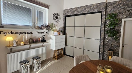 Interiér ŠŤABAJZNA - přírodní organický kosmetický salon, Poděbrady, CZ s dekorativními svíčkami a zelení.