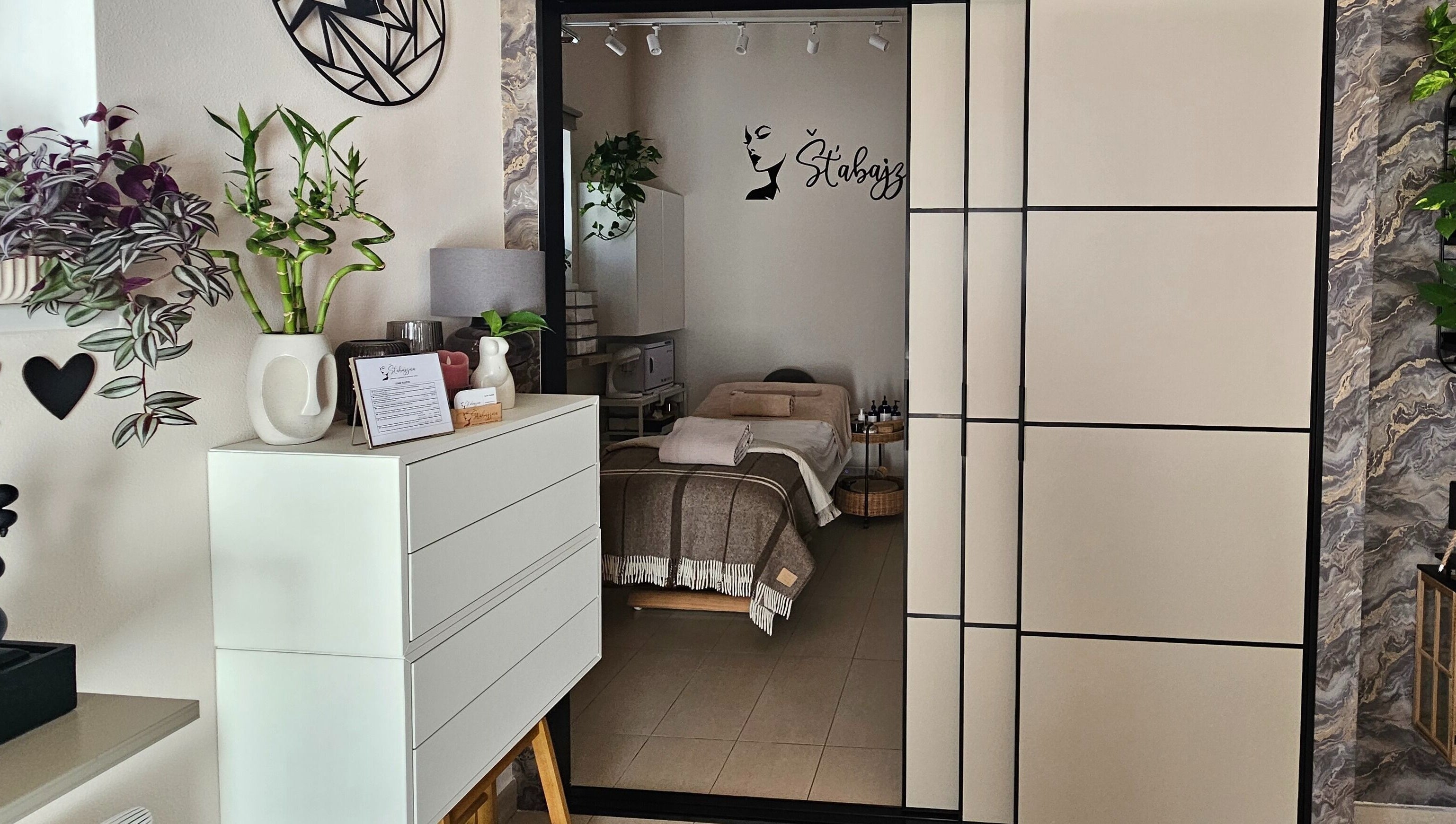 Relaxační koutek u ŠŤABAJZNA - přírodní organický kosmetický salon, Poděbrady, CZ.