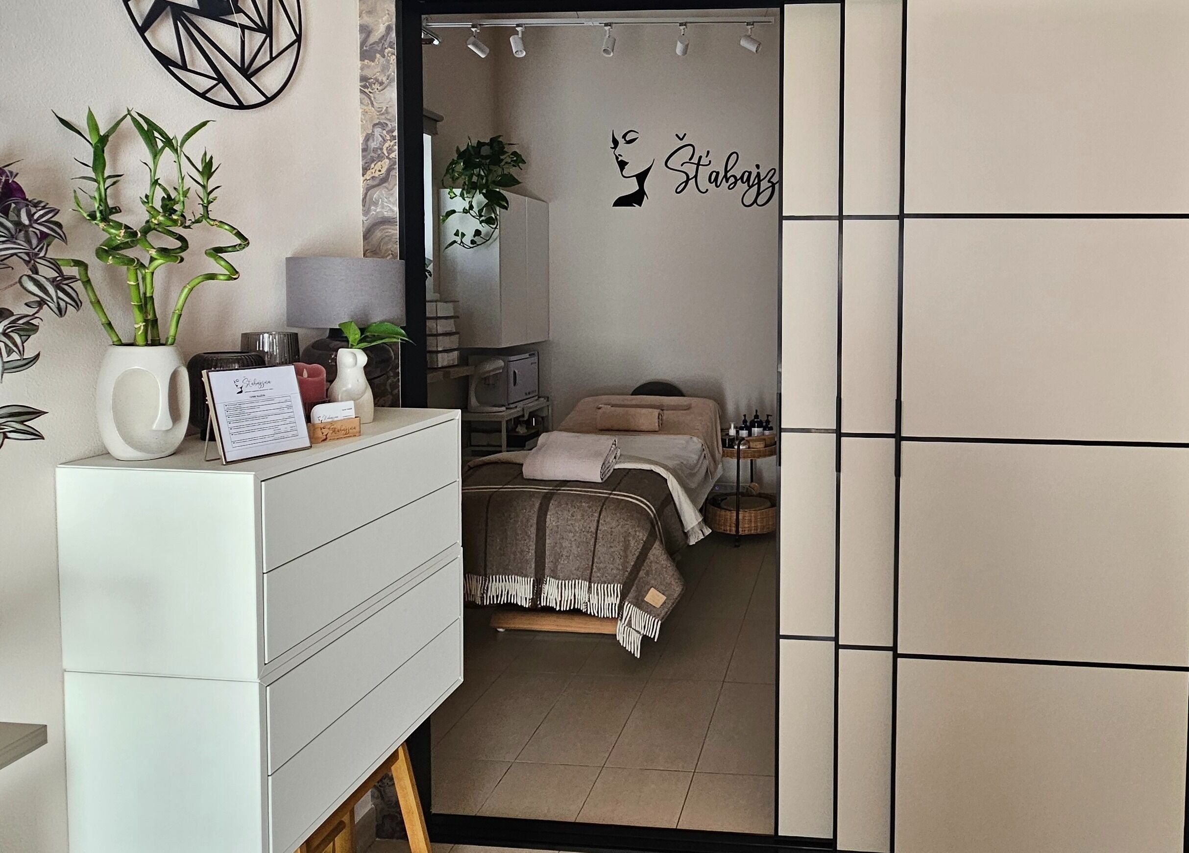 Relaxační koutek u ŠŤABAJZNA - přírodní organický kosmetický salon, Poděbrady, CZ.