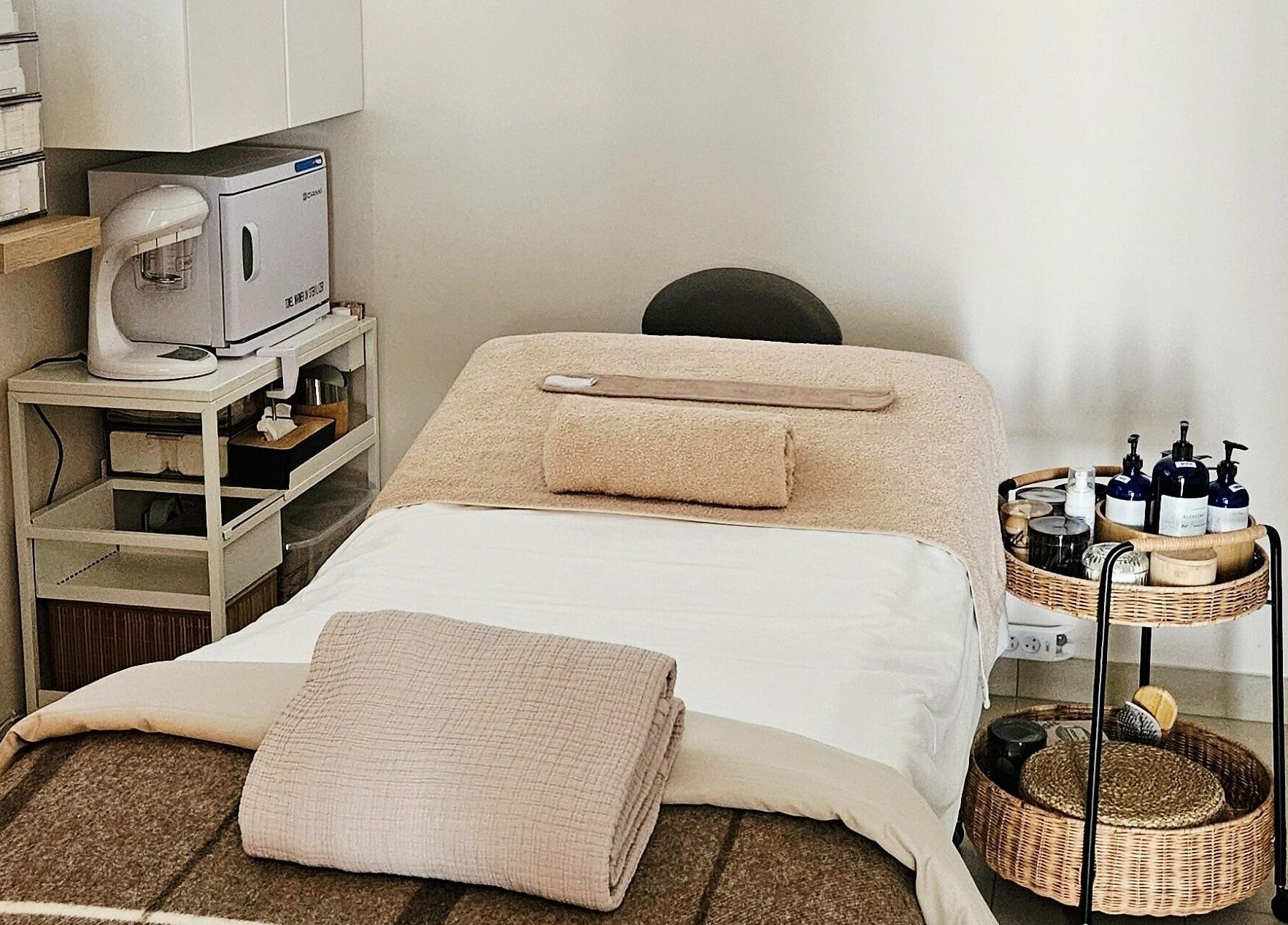 Lůžko pro relaxaci ve ŠŤABAJZNA - přírodní organický kosmetický salon, Poděbrady, CZ s luxusními produkty.