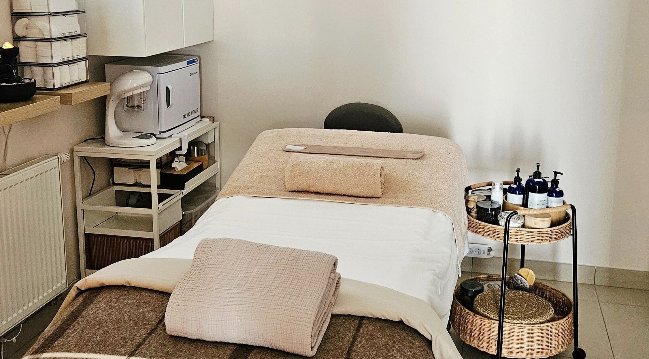 Lůžko pro relaxaci ve ŠŤABAJZNA - přírodní organický kosmetický salon, Poděbrady, CZ s luxusními produkty.