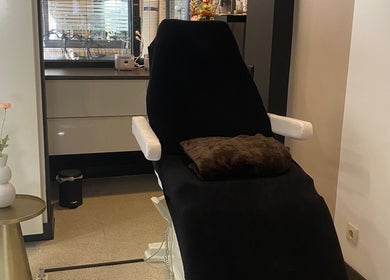Rustgevende behandelstoel bij Silke Nails & Beauty, Bolsward, Friesland, NL in een stijlvolle kamer.