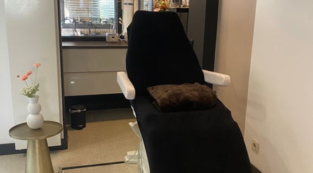 Rustgevende behandelstoel bij Silke Nails & Beauty, Bolsward, Friesland, NL in een stijlvolle kamer.