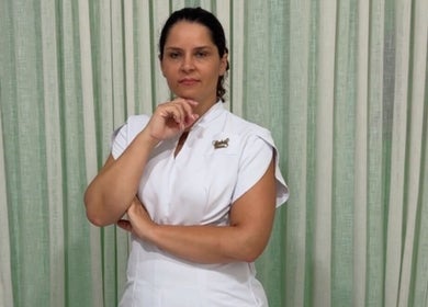 Professional masseuse at Andréia Sousa Massoterapeuta, Portimão, Faro, PT, offering relaxing therapies.