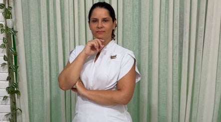Professional masseuse at Andréia Sousa Massoterapeuta, Portimão, Faro, PT, offering relaxing therapies.