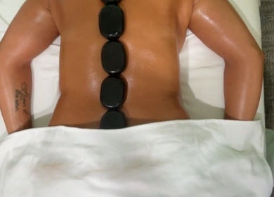Hot stone massage at Andréia Sousa Massoterapeuta, Portimão, Faro, PT, promoting relaxation and wellness.