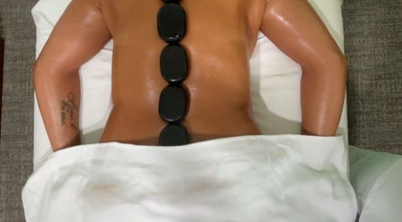 Hot stone massage at Andréia Sousa Massoterapeuta, Portimão, Faro, PT, promoting relaxation and wellness.