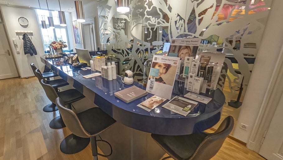 Elegante Empfangstheke bei Bern: Madame Beauty Institut, Bern, Bern, CH mit hochwertigen Schönheitsprodukten.